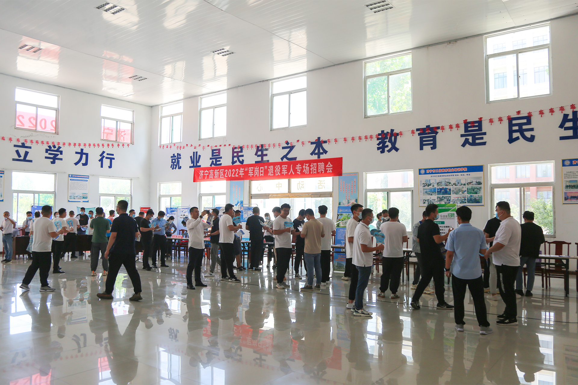 济宁高新区2022年“军岗日”退役军人专场招聘会在中煤集团成功举行